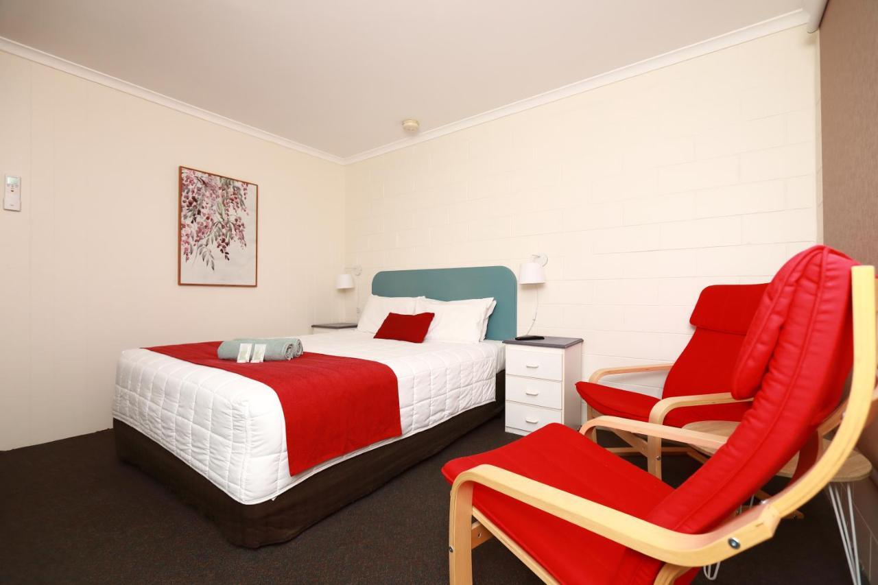 Albatross Motor Motel *